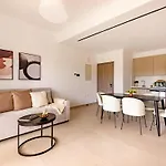 Sanders Breeze Apartment *